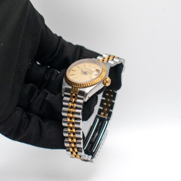 ROLEX LADY-DATEJUST 26 REF. 69173 STEEL/GOLD LINEN DIAL - Image 4